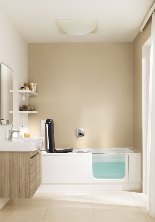 ARTLIFT baignoire avec siège relevable et porte de baignoire | © Artweger GmbH. & Co. KG