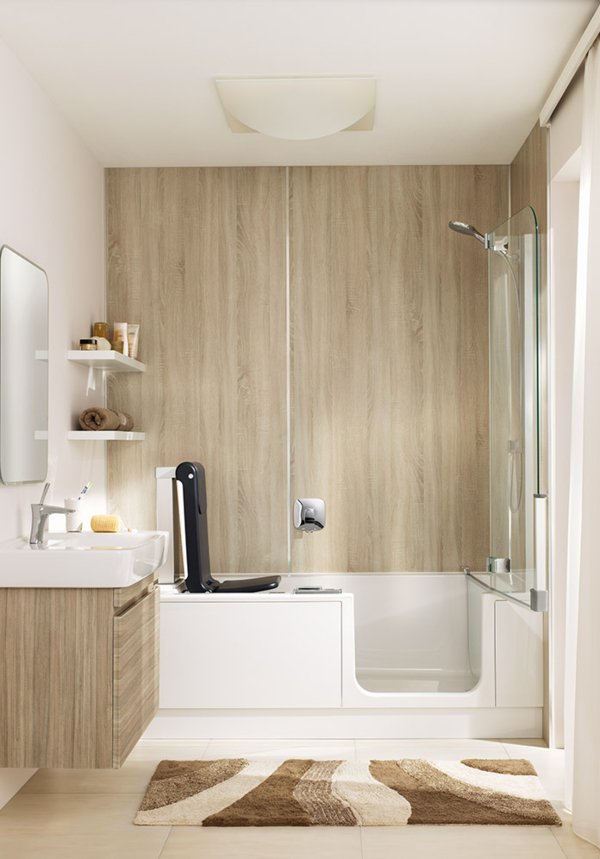 ARTLIFT shower bathtub with seat lift and divided door (opened)