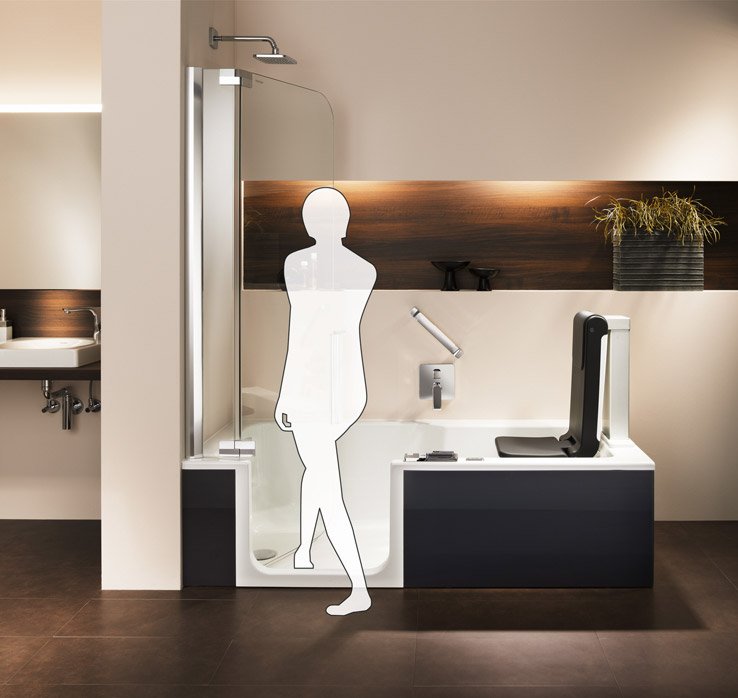 Figur steigt in die barrierearme Badewanne mit Tür Artlift | © Artweger GmbH. & Co. KG