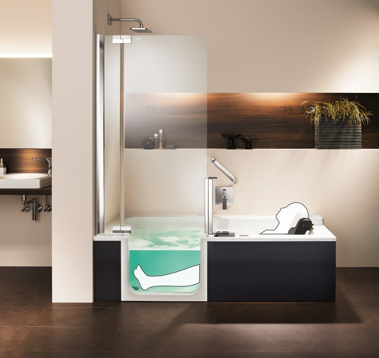 Figur badet entspannt in der Artlift Duschbadewanne mit Badewannenlift | © Artweger GmbH. & Co. KG