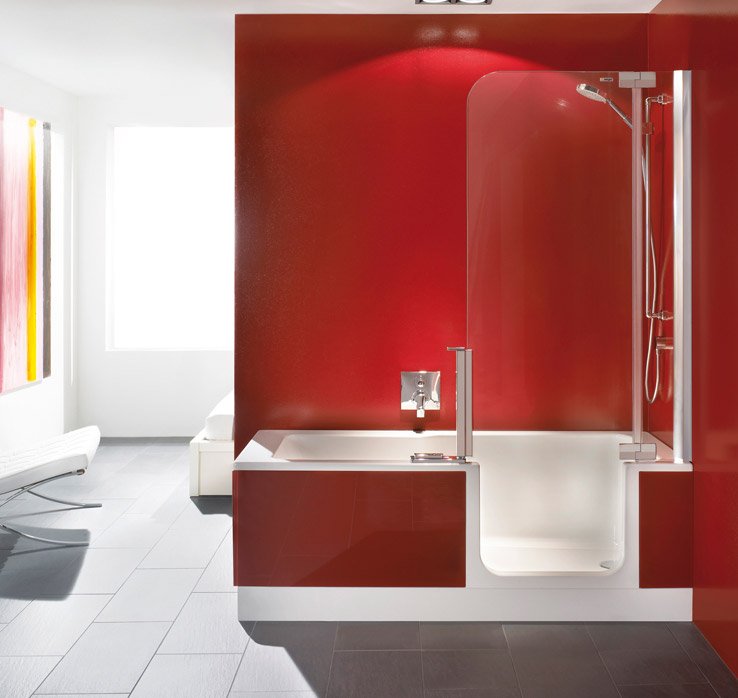 Designbad mit roter Badewanne mit Tür Twinline 2 | © Artweger GmbH. & Co. KG