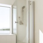 Drzwi wahadłowe TWISTLINE przy części stałej, z odchylaną ścianą boczną, kabina zlicowana z wanną | © Artweger GmbH. & Co. KG