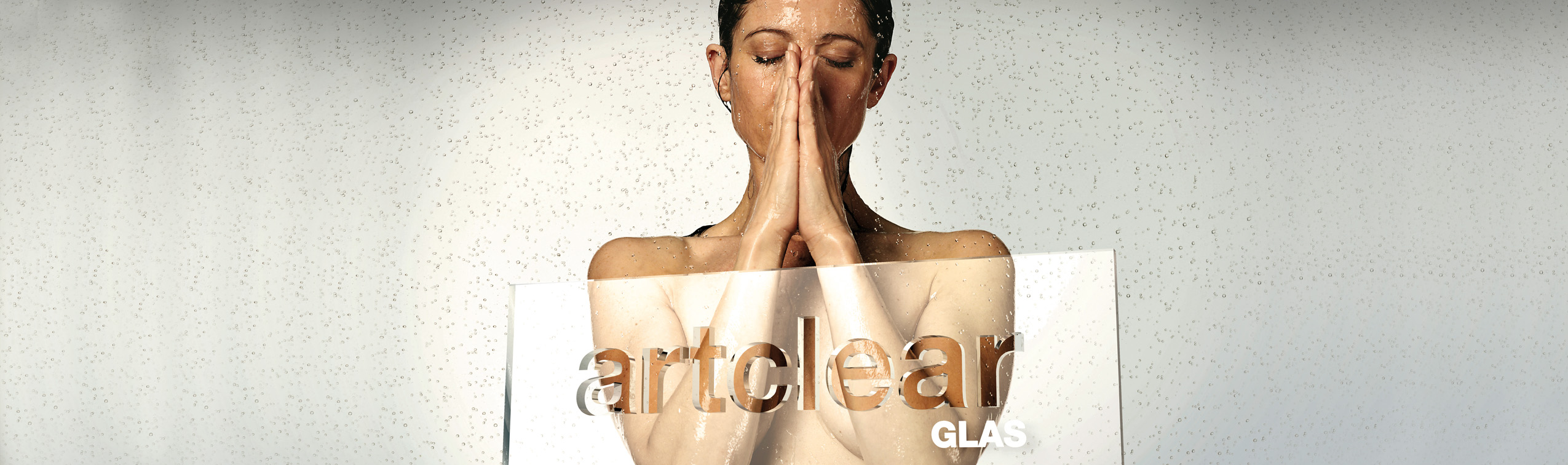 Duschende Frau und klares Glas wo das Wasser abperlt | © Artweger GmbH. & Co. KG