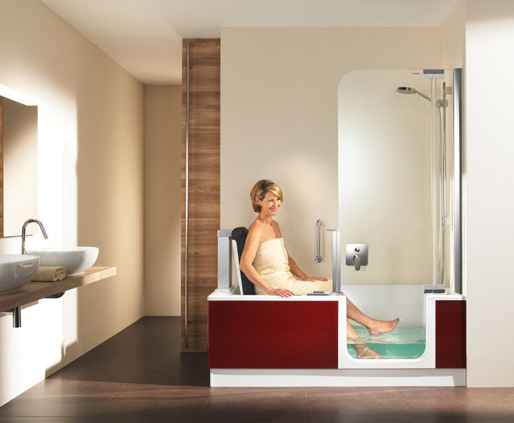 barrierearme Badewanne ARTLIFT mit Tür und Komfort-Hebesitz | © Artweger GmbH. & Co. KG