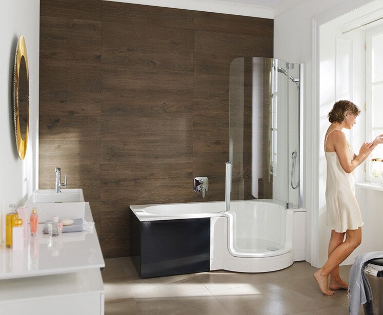 bathtub with rounded door and large shower area | © Artweger GmbH. & Co. KG