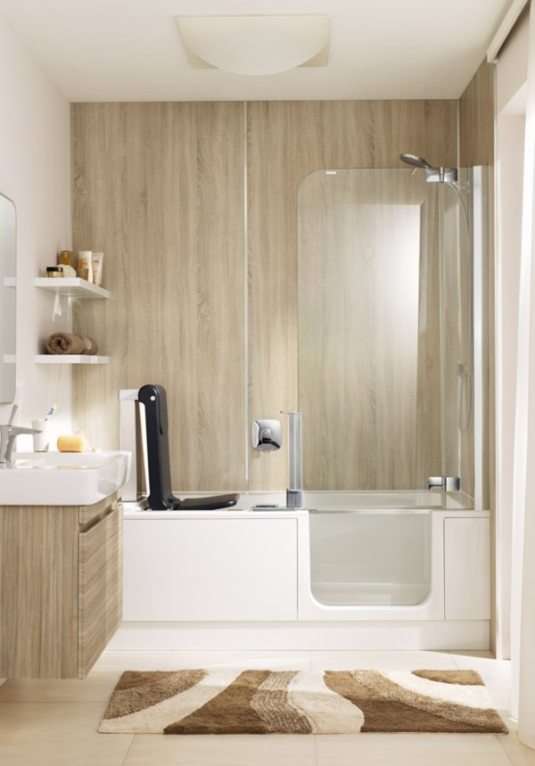 ARTLIFT shower bathtub with seat lift and divided door | © Artweger GmbH. & Co. KG