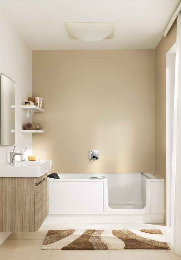 TWINLINE 2 Badewanne mit Wannentür, geöffnete Tür | © Artweger GmbH. & Co. KG