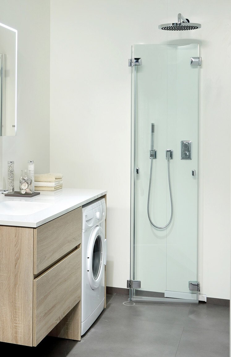 Minibad mit an die Wand geklappter Dusche, bodengleich, Waschtisch und Waschmaschine | © Artweger GmbH. & Co. KG