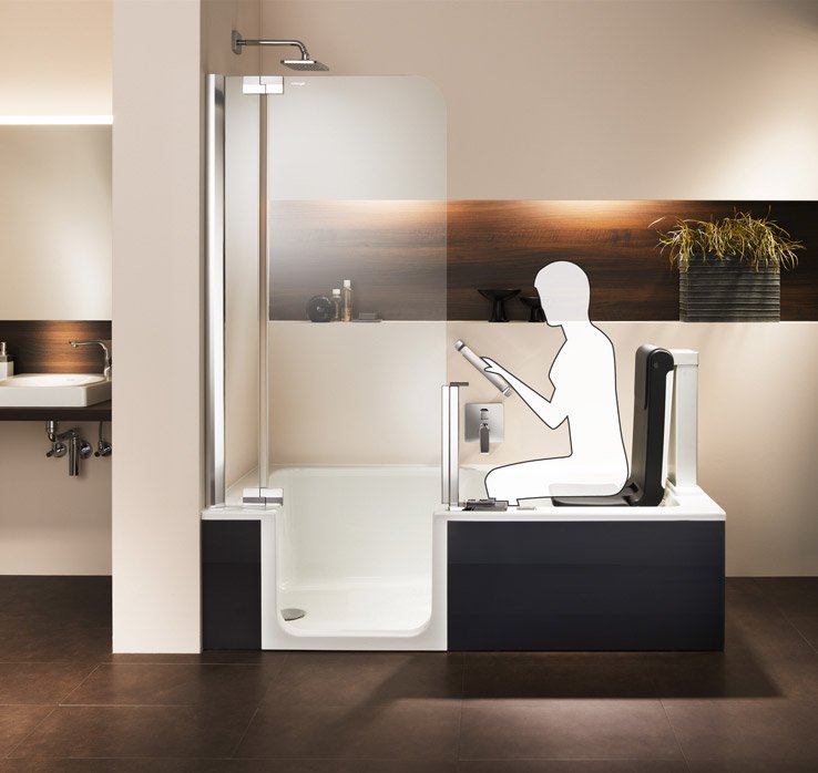 Figur setzt sich auf den Badelift der Artlift Duschbadewanne | © Artweger GmbH. & Co. KG